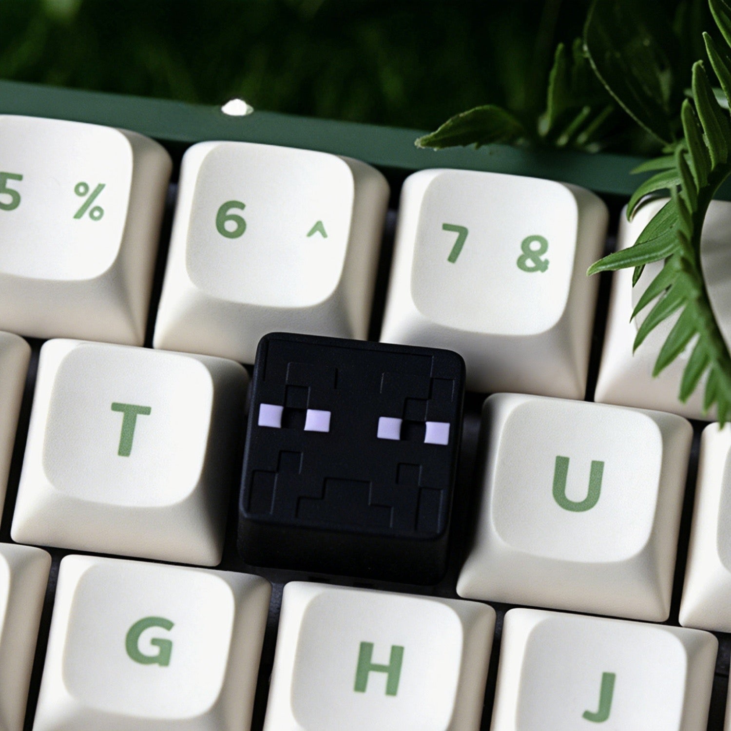 Keycapper™ Minecraft Cube Series Artisanal Keycap – A close-up of a detailed 3D pixel-art Skeleton mob head keycap, grey and white with empty eye sockets, replacing a key on a white mechanical keyboard with green legends.